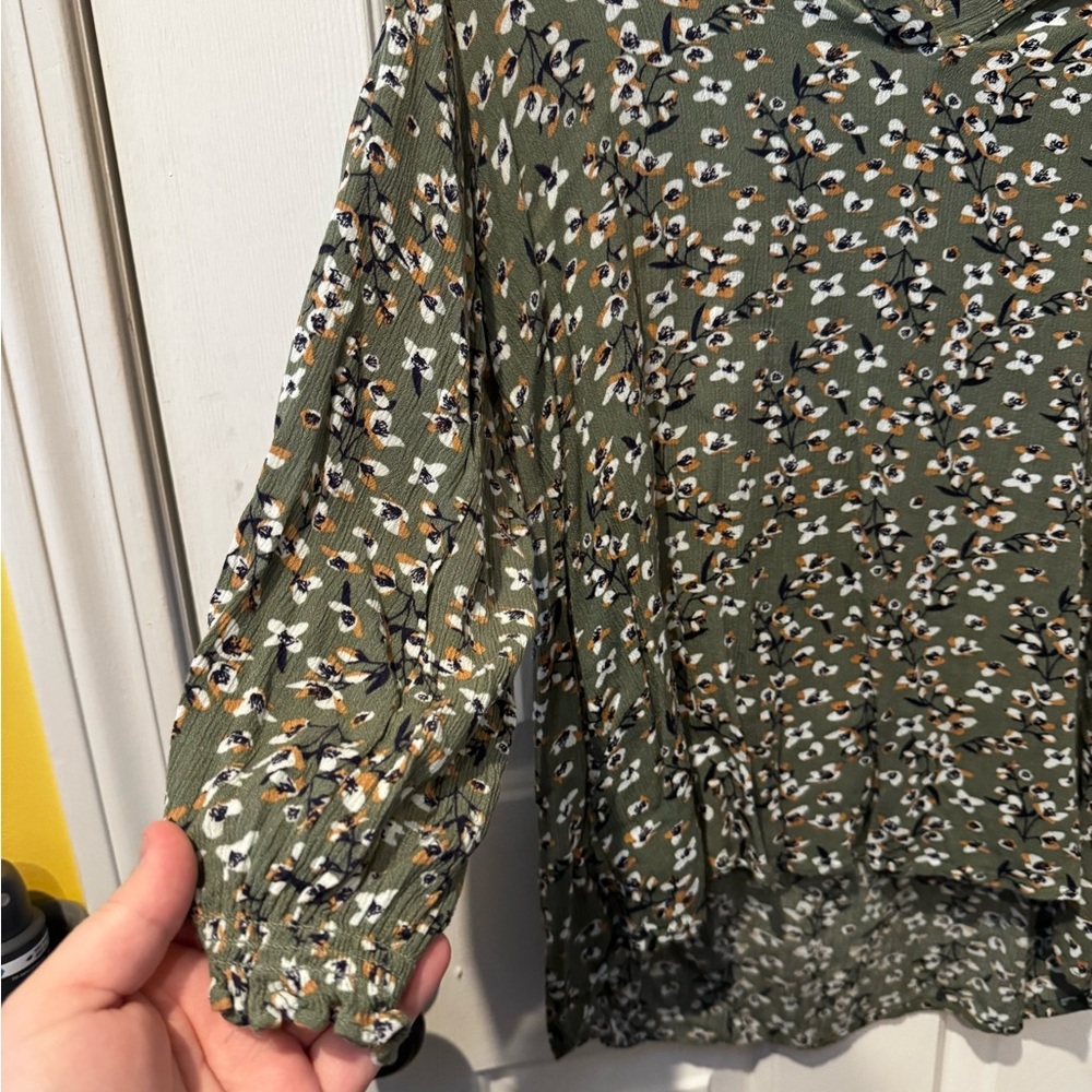 Monday Fun Floral Blouse - Picture 2 of 6